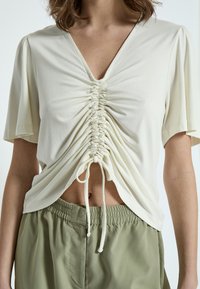 Desires DRAWSTRING  - T-shirt imprimé - gardenia
