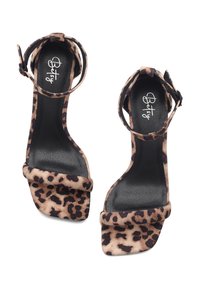 Sandales à talons hauts en imprimé léopard avec une texture en daim, dotées d'une large lanière à l'avant et d'une lanière de cheville avec une boucle. Semelles intérieures noires.