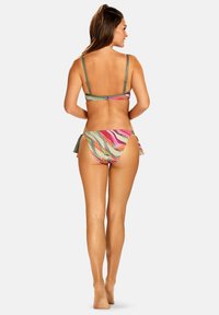 Dwuczęściowy strój kąpielowy z zielono-różowym abstrakcyjnym wzorem, regulowanymi ramiączkami i rozszerzanym fasonem na dolnej części.