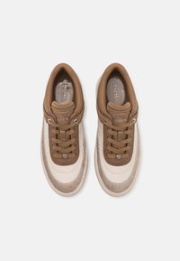 Sneakers in bruin en beige tinten, met een gestructureerde leren en suede bovenkant, decoratieve stiksels en ronde veters.