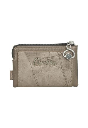 Piccolo portafoglio in pelle color talpa con motivi geometrici cuciti, logo "Anekke" in argento e cursore a forma di cuore con emblema del marchio.