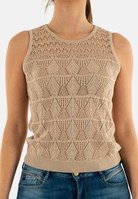 Top sin mangas de punto beige con un patrón geométrico texturizado, dobladillo elástico y un sutil detalle decorativo de metal.