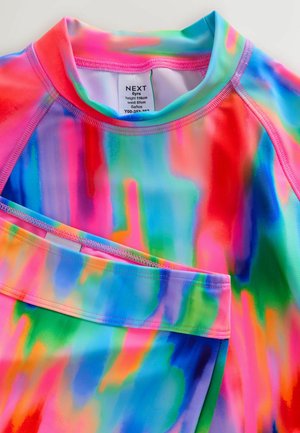 Wielokolorowa koszulka przeciwsłoneczna z żywym abstrakcyjnym wzorem w kolorach różowym, niebieskim, zielonym i pomarańczowym; gładka faktura; widoczna metka wewnątrz.