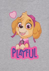 Personaje de perro caricaturesco con pelaje marrón, cinta rosa en la cabeza, expresión sonriente. Texto "JUGUETÓN" en letras rosas negritas sobre un fondo gris.