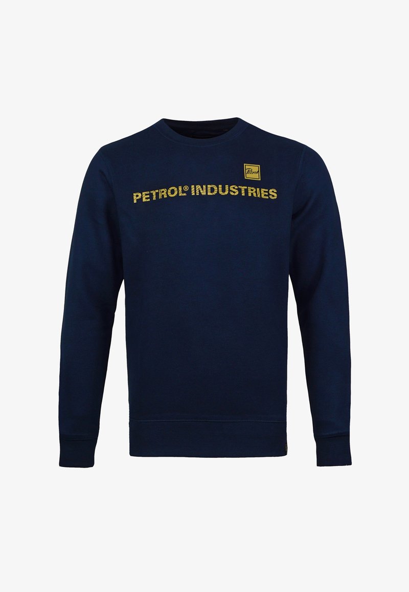 Sötétkék pulóver hosszú ujjakkal, kerek nyakkal, a "PETROL® INDUSTRIES" felirattal sárgában a mellkasnál, és egy kis logó a bal felső részen.