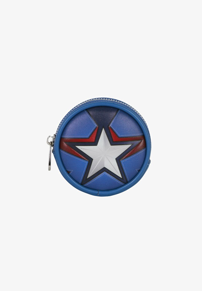 Monedero circular azul con un destacado diseño de estrella blanca, acentos en rojo y azul oscuro, hecho de material sintético, con un zipper plateado.