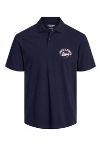 Navyblaues Polohemd aus strukturiertem Baumwollstoff, mit einer Knopfleiste mit drei Knöpfen und einem in Weiß und Rot bedruckten Logo auf der linken Brust.