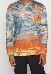 Langärmliger Pullover mit einem bunten Marmor-Muster in den Farben Orange, Blau und Grün. Ribbelkragen und -bündchen, Strickstoff.