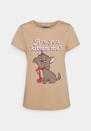 Beżowa bawełniana koszulka z ilustracją kreskówkowego psa z czerwoną kokardą i różowym napisem "Are you kitten me?".