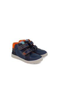 Zapatillas altas de color azul marino con acentos naranjas, correas de velcro y suelas de goma gris. Forro textil suave visible en el collar.