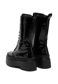 Cizme de luptă negre, lucioase, cu un toc solid negru, șireturi în față și detaliu cu fermoar pe spate pentru un acces ușor.