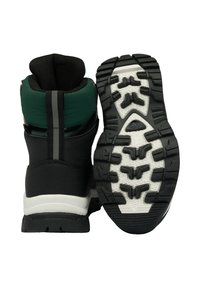 Mustat ja vihreät vaelluskengät, joissa on teksturoidulla kankaalla päällystetty päällinen, pehmustettu kaulus ja kulutusta kestävä valkoinen ulkopohja, jossa on erottuva uritettu kuvio.