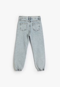 Pantalones de denim azul claro con puños elásticos, diseño de cinco bolsillos y corte clásico. Fabricados con tela de denim estándar.