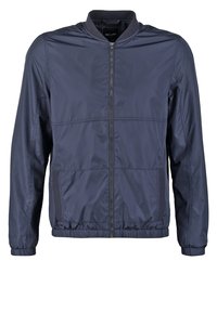 Giacca bomber leggera di colore blu navy con cerniera frontale, polsini elasticizzati e tasche laterali. Tessuto liscio e resistente all'acqua, design minimalista.