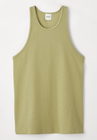 Hele roheline ribaga tank top ümmarguse kaeluse ja laiade käeaukudega. Kangas tundub pehme, kerge tekstuuriga ja regulaarse servaga.