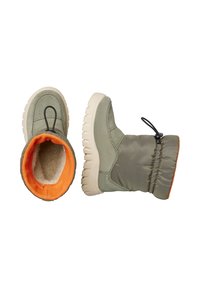 Zelené zimní boty s měkkou oranžovou podšívkou, gumovými podrážkami a staženým vrškem. Exteriér vykazuje texturovaný materiál a švy.