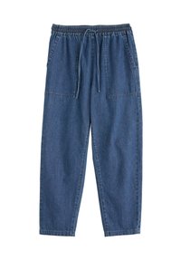 Mekot hikipuku denimu me dengan pinggang elastis, tali serut, dua saku depan, potongan longgar, dan warna biru medium. Tekstur lembut, desain kasual.