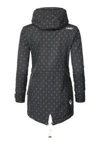 Svart jacka med huva, med ett subtilt skalmönster. Den har långa ärmar, en åtsittande midja och en dragsko i nederkant för justering.