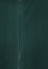 Fleecejacke in Dunkelgrün mit einem zentralen Reißverschluss und weichem, strukturiertem Stoff. Minimalistisches Design ohne zusätzliche Muster oder Akzente.