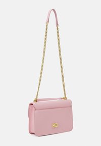 Borsa a mano in ecopelle rosa con tracolla in catena dorata, design rettangolare, chiusura a pattina e dettaglio logo in oro sulla parte anteriore.