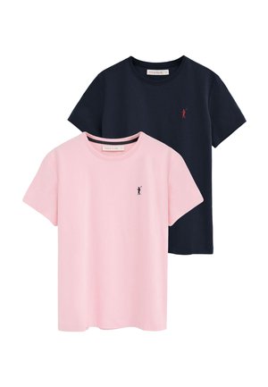 Twee T-shirts met korte mouwen en ronde hals, één lichtroze met een marineblauw logo, de ander marineblauw met een rood logo, beide voorzien van een klein polospelersembleem op de borst.