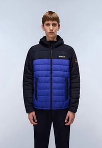 Vadderad jacka med svarta och blå färgblock, framdragkedja, huva, sidofickor och logotypmärke på övre vänstra bröstet.