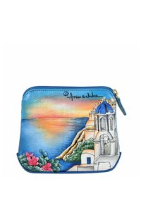 Blauwe leren tas met een handgeschilderde zonsopgang boven een kustlandschap met witte gebouwen, een blauwe koepel en kleurrijke bloemen. Met ritsluiting.