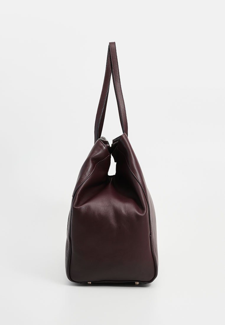 Burgunderledertasche mit einem lässigen Design, featuring a single strap, minimalist shape, und Akzentnähten entlang der Kanten.