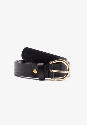 Schwarzer Leder-Gürtel mit geprägtem geometrischem Muster, goldener Schnalle und goldfarbener Akzent am Riemen in der Nähe der Schnalle. Glatte Oberfläche.