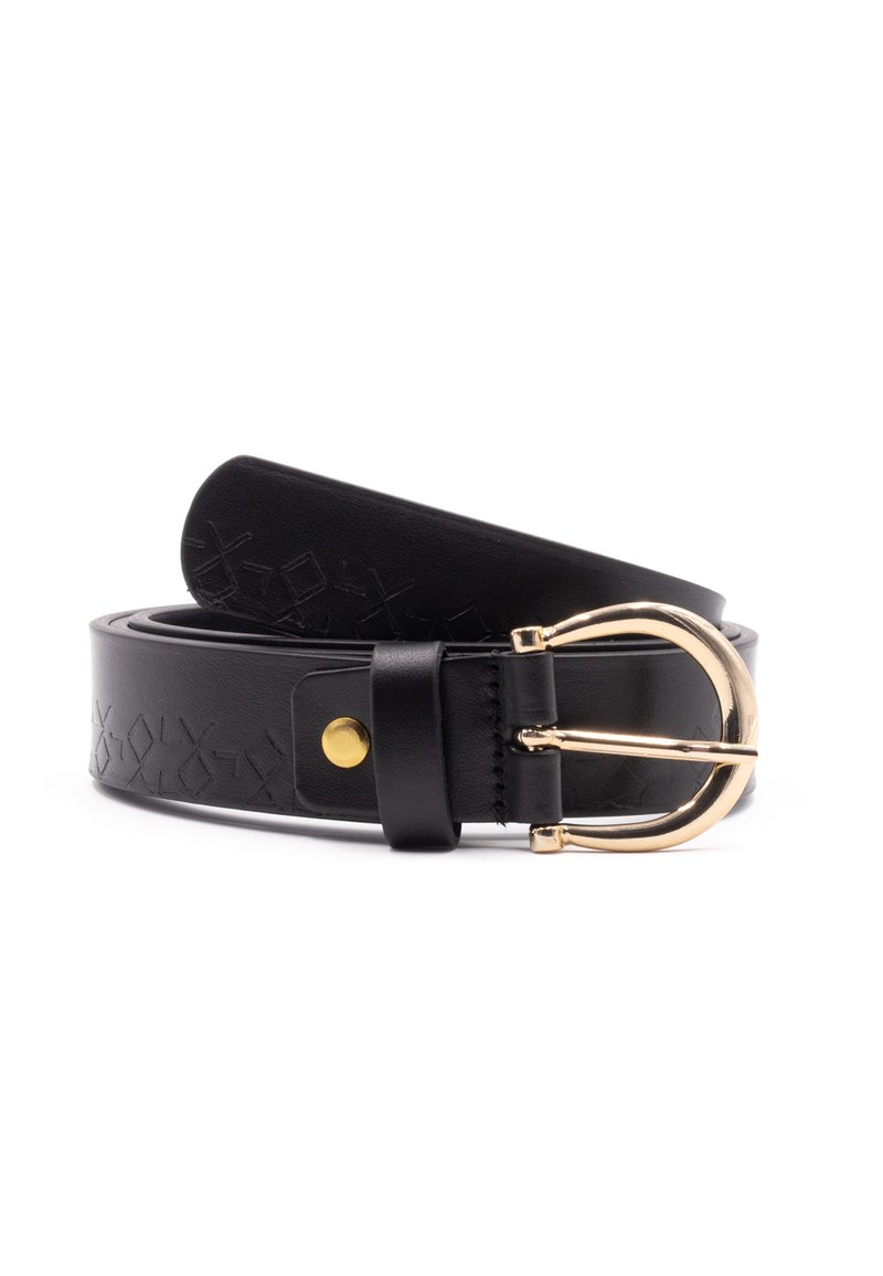 Zwarte leren riem met een gegraveerd geometrisch patroon, gouden gesp en gouden accent op de band nabij de gesp. Glad van textuur.