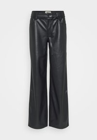 Pantalons larges en simili cuir noir à taille haute, avec un détail de nœud à la taille et des poches de chaque côté. Texture lisse.