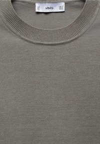 Suéter gris de punto con un cuello redondo acanalado y una textura suave. La tela es blanda con un patrón consistente en toda su superficie.