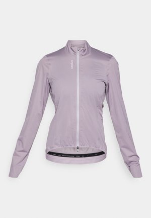 Veste de cyclisme légère en violet clair, en tissu léger, fermeture éclair intégrale sur le devant, manches longues, ourlet rentré avec bande élastique, présente un logo imprimé sur la poitrine.