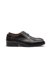 Scarpe da uomo in pelle nera con dettagli brogue, punta rotonda e tacco basso. Superficie liscia e testurizzata con accenti di cucitura a contrasto.