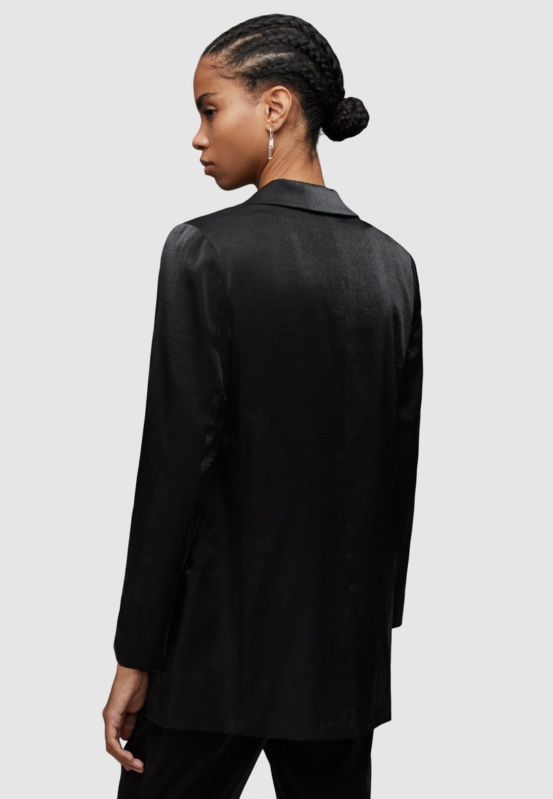 Schwarz blazerhemd mit glatter Textur, langen Ärmeln und klassischem Kragen. Verfügt über eine taillierte Passform und ein minimalistisches Design.