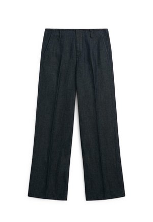 Pantaloni larghi plissettati grigio scuro con tasche frontali e passanti per cintura, mostrati distesi su sfondo bianco.