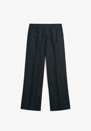 Pantaloni larghi plissettati grigio scuro con tasche frontali e passanti per cintura, mostrati distesi su sfondo bianco.