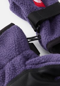 Lilacas pilo adatas cimdi ar melna ādas akcentiem, aprīkoti ar izturīgu siksnu ar sprādzi drošai piestiprināšanai. Tekstūrēts audums labākai satveršanai.