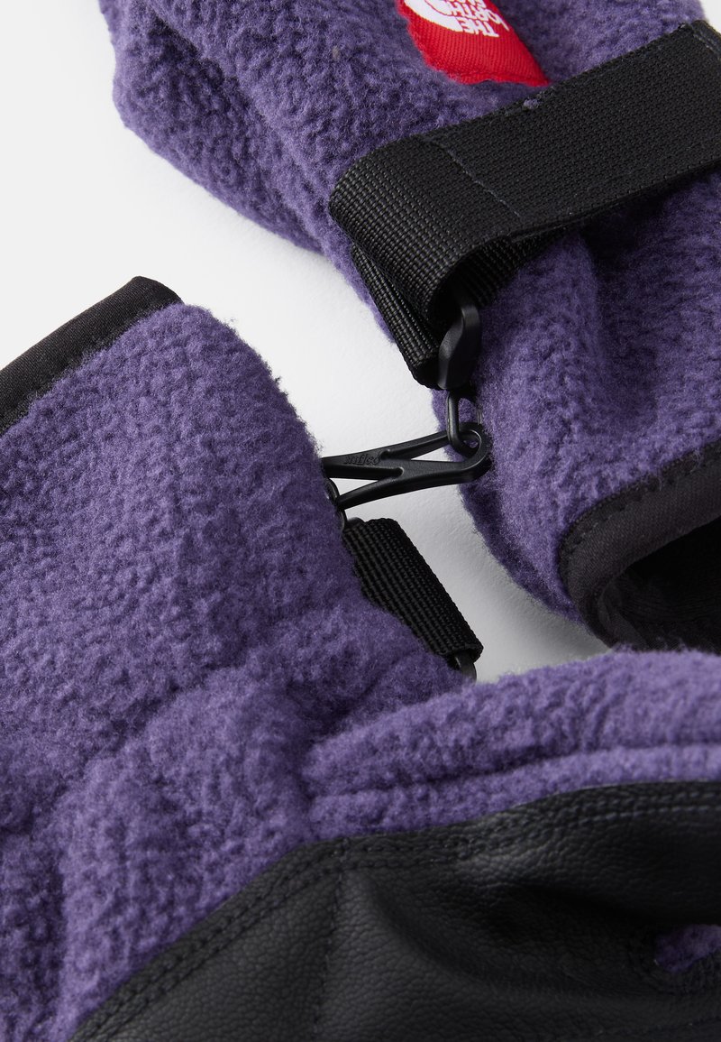 Guantes de forro polar morados con acentos de cuero negro, que presentan una correa resistente con un clip para un ajuste seguro. Tejido texturizado para un mejor agarre.