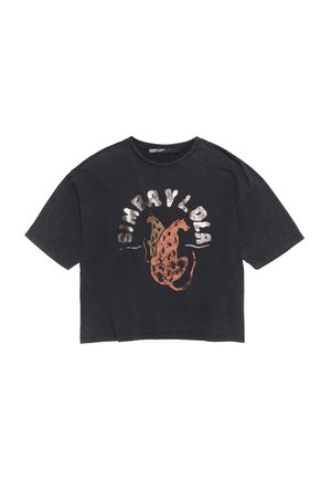 T-shirt nera corta realizzata in tessuto morbido, con un design di stampa leopardata marrone e arancione e testo stilizzato in argento metallico.