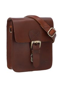 Borsa a tracolla in pelle marrone con patta, chiusura in metallo e tracolla regolabile. Presenta dettagli di cucitura e un logo di marca nell'angolo inferiore.