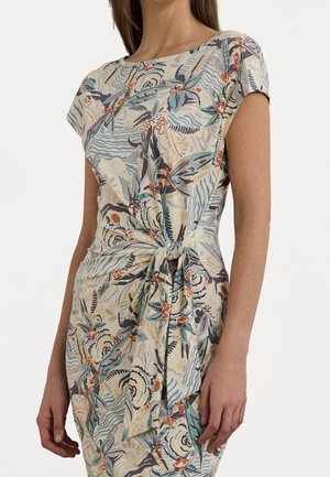 Robe fleurie en tissu léger et texturé, avec un détail noué à la taille. Elle possède des manches courtes et un col rond, mettant en valeur des motifs complexes.