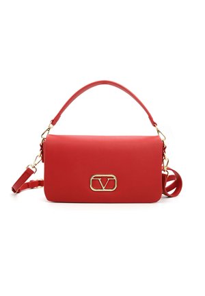 Borsa a mano in pelle rossa con texture liscia, accento del logo in oro e tracolla regolabile. Presenta una forma rettangolare strutturata.