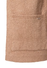 Strukturierter, gerippter Strickpullover in hellbeige mit großer Fronttasche und kleinem metallischen Markenetikett an der Seite.