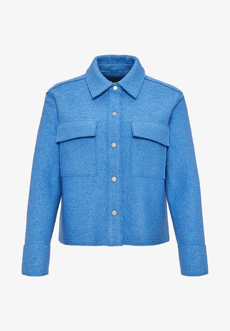 Veste en mélange de laine bleue avec devant à boutons, deux poches poitrine et col structuré. Caractérisée par une texture douce et une coupe ajustée.