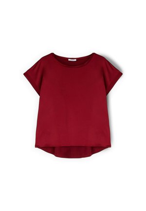 Bluzka w ciemnoczerwonym kolorze z krótkim rękawem, okrągłym dekoltem i nieco dłuższym tylnym obrzeżem, prezentowana na białym tle.