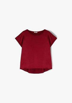 Bluzka w ciemnoczerwonym kolorze z krótkim rękawem, okrągłym dekoltem i nieco dłuższym tylnym obrzeżem, prezentowana na białym tle.