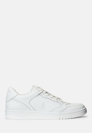 Hvid lav top læder sneaker med snørebånd, detaljerede syninger og et Polo-logo præget på siden og sålen, vist fra indersiden.