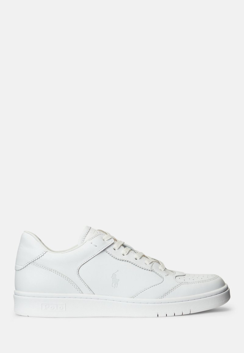 Basket basse en cuir blanc avec lacets, coutures détaillées et logo Polo embossé sur le côté et la semelle, vue de l’intérieur.