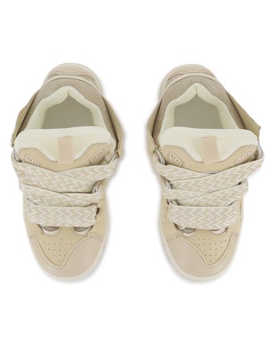 Baskets beiges avec une tige texturée, une languette rembourrée et des lacets tissés épais. Bout arrondi et accents perforés à l'avant.